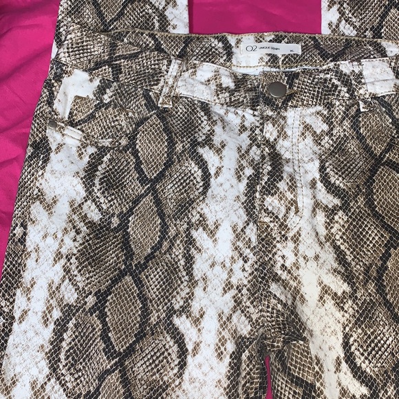 {Q2} Snakeskin Print Jeans - Picture 2 of 5